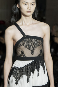 givenchy-clp-rs18-4939.thumb.jpg.8983cdce33061881d772ce99ad797234.jpg