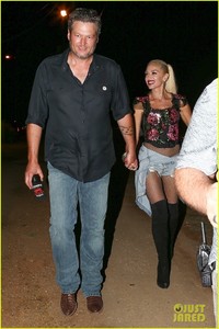 gwen-stefani-joins-blake-shelton-at-grand-opening-of-his-new-restaurant-04.jpg