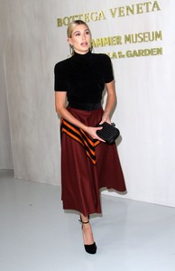 hailey-baldwin-hammer-museum-gala-in-los-angeles-10-14-2017-1.thumb.jpg.698c5b8fe5d94750419256b2390ee3e6.jpg