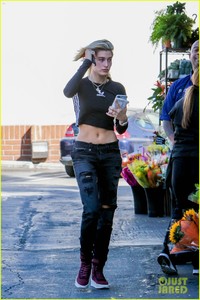 hailey-baldwin-puts-her-toned-abs-on-display-in-adidas-crop-top-07.jpg