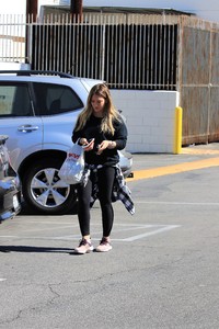 hilary-duff-shopping-at-cvs-in-studio-city-101717-1.jpg