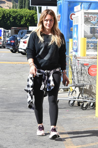 hilary-duff-shopping-at-cvs-in-studio-city-101717-10.jpg