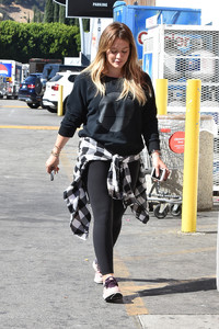 hilary-duff-shopping-at-cvs-in-studio-city-101717-11.jpg