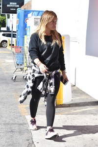 hilary-duff-shopping-at-cvs-in-studio-city-101717-12.jpg