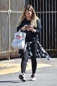 hilary-duff-shopping-at-cvs-in-studio-city-101717-13.jpg