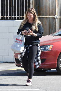 hilary-duff-shopping-at-cvs-in-studio-city-101717-14.jpg