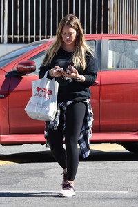 hilary-duff-shopping-at-cvs-in-studio-city-101717-15.jpg