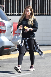 hilary-duff-shopping-at-cvs-in-studio-city-101717-16.jpg