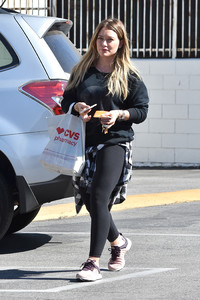 hilary-duff-shopping-at-cvs-in-studio-city-101717-17.jpg