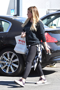 hilary-duff-shopping-at-cvs-in-studio-city-101717-18.jpg