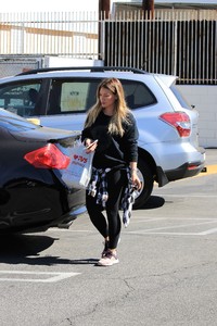 hilary-duff-shopping-at-cvs-in-studio-city-101717-3.jpg