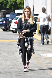 hilary-duff-shopping-at-cvs-in-studio-city-101717-5.jpg