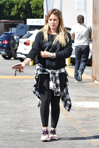 hilary-duff-shopping-at-cvs-in-studio-city-101717-6.jpg