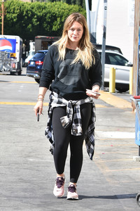 hilary-duff-shopping-at-cvs-in-studio-city-101717-7.jpg