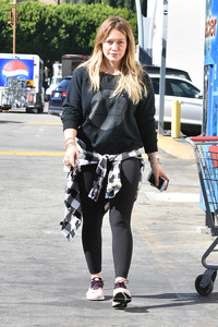 hilary-duff-shopping-at-cvs-in-studio-city-101717-8.jpg