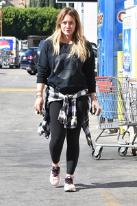 hilary-duff-shopping-at-cvs-in-studio-city-101717-9.jpg