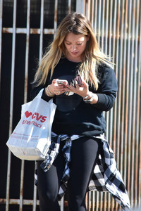 hilary-duff-shopping-at-cvs-in-studio-city-101717.jpg