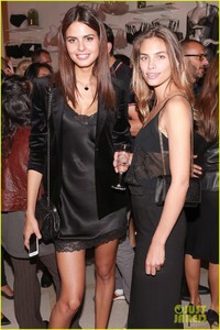 irina-shayk-dakota-johnson-sarah-jessica-parker-buddy-up-at-intimissimi-04.thumb.jpg.beb8a9c84f3c7258dbc1a5c184a5a9cc.jpg