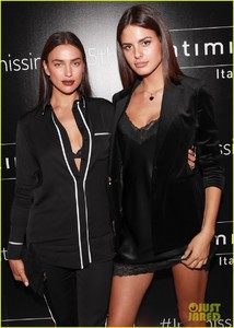 irina-shayk-dakota-johnson-sarah-jessica-parker-buddy-up-at-intimissimi-15.thumb.jpg.3047bf3873c65e80c6e9af969754b9ea.jpg