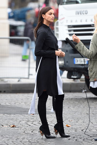 irina-shayk-out-in-paris-10117-17.jpg