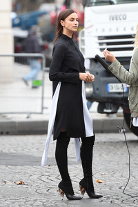 irina-shayk-out-in-paris-10117-18.jpg