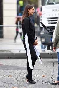 irina-shayk-out-in-paris-10117-20.jpg