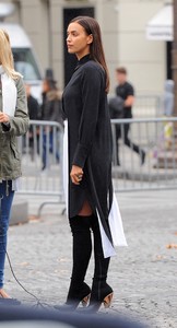 irina-shayk-out-in-paris-10117-4.jpg