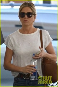 jennifer-aniston-steps-out-after-donating-to-puerto-rico-relief-01.jpg