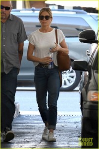 jennifer-aniston-steps-out-after-donating-to-puerto-rico-relief-04.jpg