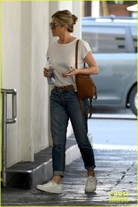 jennifer-aniston-steps-out-after-donating-to-puerto-rico-relief-06.jpg