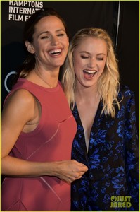 jennifer-garner-maika-monroe-tribes-of-palos-verdes-premiere-02.jpg