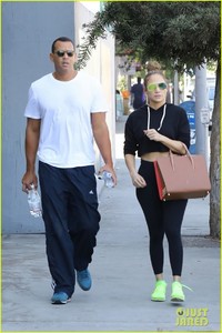 jennifer-lopez-alex-rodriguez-couple-up-for-gym-date-01.jpg