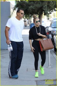 jennifer-lopez-alex-rodriguez-couple-up-for-gym-date-03.jpg