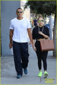 jennifer-lopez-alex-rodriguez-couple-up-for-gym-date-05.jpg