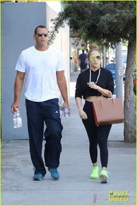 jennifer-lopez-alex-rodriguez-couple-up-for-gym-date-06.jpg