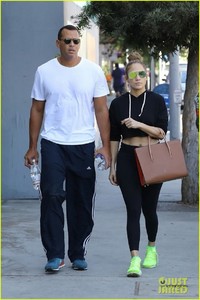 jennifer-lopez-alex-rodriguez-couple-up-for-gym-date-07.jpg