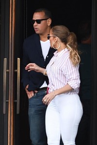 jennifer-lopez-in-tights-out-for-lunch-at-south-beverly-grill-in-beverly-hills-10-06-2017-1.jpg