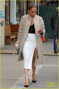 jennifer-lopez-on-set-of-second-act-01.jpg