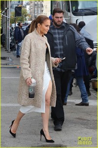 jennifer-lopez-on-set-of-second-act-05.jpg