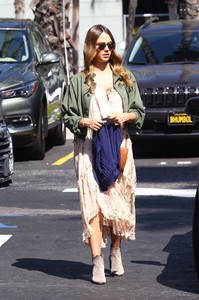 jessica-alba-arriving-at-warehouse-in-marina-del-rey-10817-11.jpg