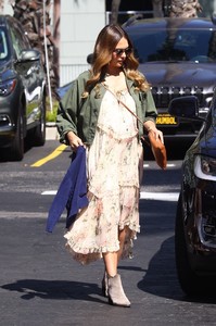 jessica-alba-arriving-at-warehouse-in-marina-del-rey-10817-13.jpg