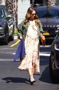 jessica-alba-arriving-at-warehouse-in-marina-del-rey-10817-14.jpg