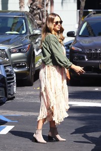 jessica-alba-arriving-at-warehouse-in-marina-del-rey-10817-4.jpg