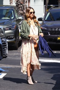 jessica-alba-arriving-at-warehouse-in-marina-del-rey-10817-6.jpg