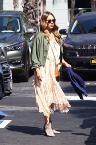 jessica-alba-arriving-at-warehouse-in-marina-del-rey-10817-7.jpg