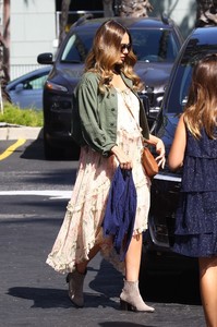 jessica-alba-arriving-at-warehouse-in-marina-del-rey-10817-8.jpg