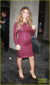 jessie-james-decker-shows-off-baby-bump-in-nyc-01.jpg