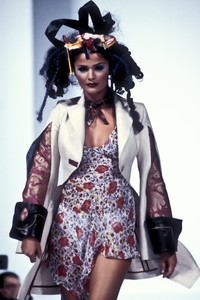 john-galliano-ss-1993-1.thumb.jpeg.e7fea26a30d7bf50d719281941e837fe.jpeg