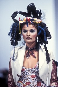 john-galliano-ss-1993-3.thumb.jpeg.20d91ccdde1c3bad1636bb7da8650a75.jpeg