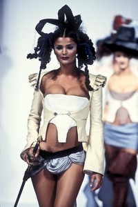john-galliano-ss-1993-4.thumb.jpeg.af2eebe7458c235d43767874d925caca.jpeg